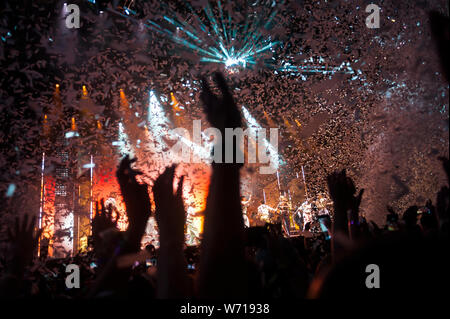 Brighton, Regno Unito. Il 3 agosto 2019. Sensazione Pop Kylie Minogue notizia Brighton Pride 2019. Il Regno Unito il più grande evento di orgoglio questo anno che commemora il cinquantesimo anniversario di Stonewall Inn uprising che per primo ha innescato la superbia di movimento. Credito: Francesca Moore/Alamy Live News Foto Stock