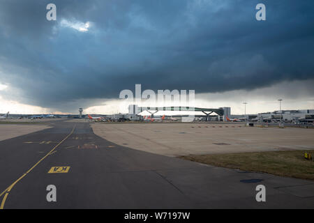 Nuvole temporalesche oltre l' aeroporto di Gatwick Regno Unito Foto Stock