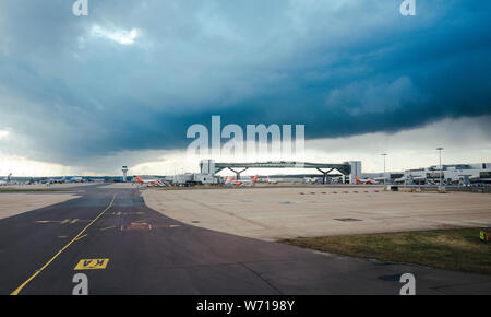 Nuvole temporalesche oltre l' aeroporto di Gatwick Regno Unito Foto Stock