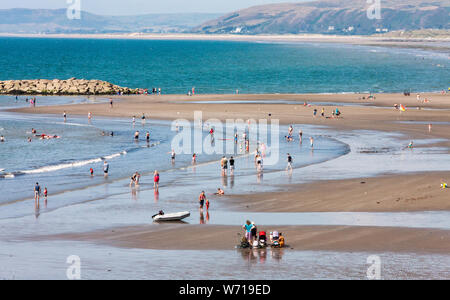 In,mare,resort,village,città,a,Borth,vicino,Aberystwyth,Ceredigion,Galles,Welsh,UK,GB,Gran Bretagna,British, Foto Stock