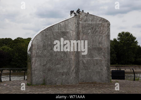 La liquidità di un acciaio inossidabile scultura di Simon Packard, sul tamigi alzaia a Brentford, Londra, Middlesex Foto Stock