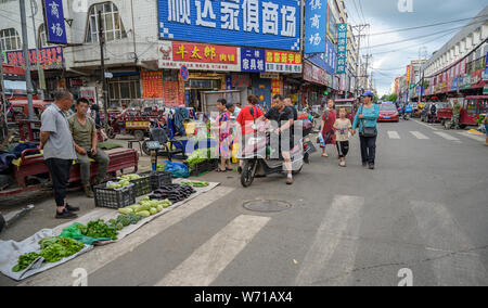 MISHAN, Cina - 27 luglio 2019: persone in ambito commerciale per lo shopping di Mishan. Mishan è una contea-livello città nel sud-est del Heilongjiang Foto Stock