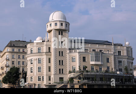 Urania edificio che ospita un istituto di istruzione e di un osservatorio a Vienna Austria Foto Stock
