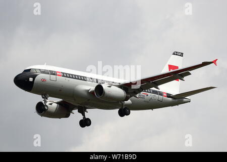 British Airways Airbus A319 G-EUPJ rétro BEA livrea atterraggio all'Aeroporto Heathrow di Londra, Regno Unito Foto Stock