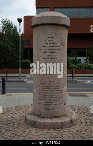 Un memoriale per la battaglia di Brentford al di fuori del tribunale di contea a Brentford High Street, Brentford, Londra, MIDDLESEX REGNO UNITO Foto Stock