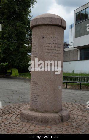 Un memoriale per la battaglia di Brentford al di fuori del tribunale di contea a Brentford High Street, Brentford, Londra, MIDDLESEX REGNO UNITO Foto Stock