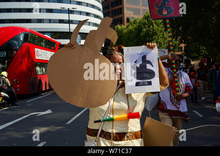 Londra, UK, 1 agosto 2019. L emancipazione africana giorno riparazioni marzo centinaia marzo da Brixton nel sud est di Londra a Westminster sulla chiamata Foto Stock