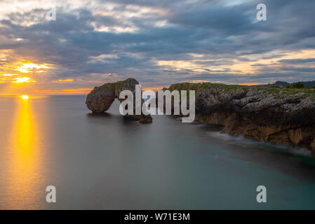 Castro de las gaviotas rock di sunrise, Asturias, Spagna Foto Stock