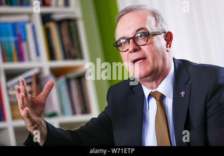 24 luglio 2019, Baden-Wuerttemberg, Stoccarda: Frank Otfried July, Vescovo di protestanti chiesa regionale nel Württemberg nel corso di un colloquio con il DPA. Foto: Christoph Schmidt/dpa Foto Stock