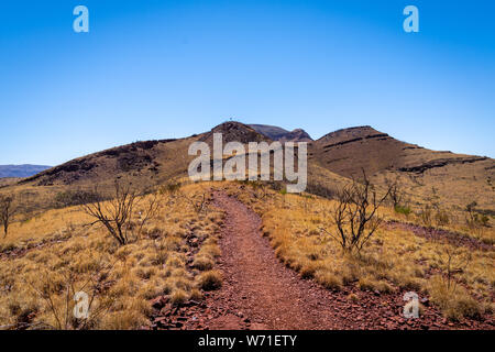 Montare Bruce percorso escursionistico che conduce verso la cima della montagna Parco nazionale Karijini Australia Foto Stock