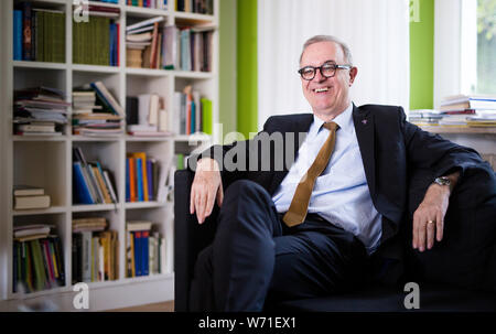 24 luglio 2019, Baden-Wuerttemberg, Stoccarda: Frank Otfried July, Vescovo di protestanti chiesa regionale nel Württemberg nel corso di un colloquio con il DPA. Foto: Christoph Schmidt/dpa Foto Stock