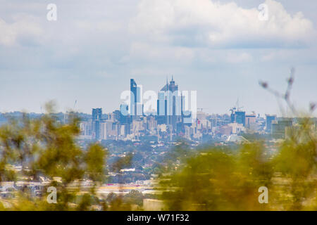 Skyline di Perth visto da John Forrest Parco Nazionale in Australia Foto Stock