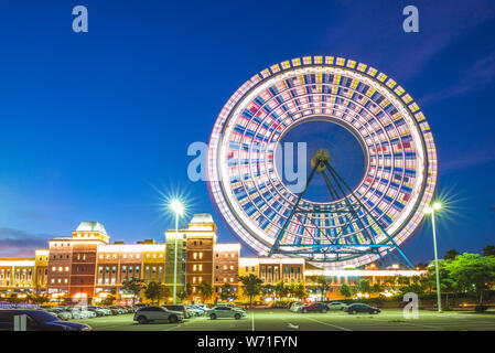 Parco a tema con ruota panoramica Ferris in Taichung al crepuscolo Foto Stock