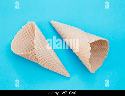 Croccante coni gelato su sfondo blu Foto Stock