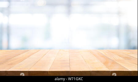Tavola di legno alto su sfondo bianco.Per creare display del prodotto o chiave di progettazione layout visivo Foto Stock