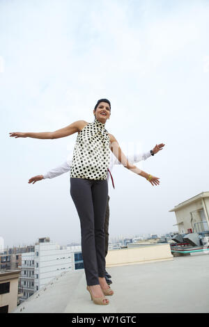 Due dirigenti aziendali in seduta yoga posa Foto Stock