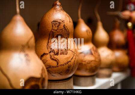 Changchun. 4 Ago, 2019. Foto scattata in Agosto 4, 2019 mostra alcuni gourd del pyrography opere di Wang Hongmiao in Changchun, a nord-est della Cina di provincia di Jilin. Wang Hongmiao, un 57-anno-vecchio autodidatta artigiano, ha realizzato oltre 1.000 gourd del pyrography artigianato con figure storiche, fiabe, piante, animali e insetti negli ultimi dieci anni. Gourd del pyrography è un arte di decorare la zucca bruciando un disegno sulla superficie con strumenti riscaldati. Credito: Xu Chang/Xinhua/Alamy Live News Foto Stock