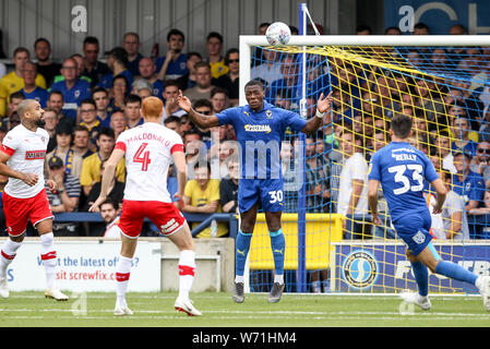 Kingston, Regno Unito. 03 Ago, 2019. Paolo Kalambayi di AFC Wimbledon cancella la sfera durante il cielo EFL scommettere League 1 match tra AFC Wimbledon e Rotherham Regno al Cherry Red Records Stadium, Kingston, in Inghilterra il 3 agosto 2019. Foto di Ken scintille. Solo uso editoriale, è richiesta una licenza per uso commerciale. Nessun uso in scommesse, giochi o un singolo giocatore/club/league pubblicazioni. Credit: UK Sports Pics Ltd/Alamy Live News Foto Stock