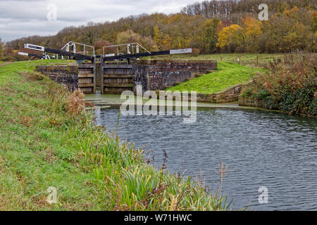 Un basso punto di vista Woolsthorpe si blocca a Woolsthorpe dal Belvoir sul Grantham Canal nel Lincolnshire in autunno Foto Stock