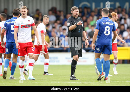 Kingston, Regno Unito. 03 Ago, 2019. Arbitro Signor Brett Huxtable parla di Anthony Hartigan di AFC Wimbledon durante il cielo EFL scommettere League 1 match tra AFC Wimbledon e Rotherham Regno al Cherry Red Records Stadium, Kingston, in Inghilterra il 3 agosto 2019. Foto di Ken scintille. Solo uso editoriale, è richiesta una licenza per uso commerciale. Nessun uso in scommesse, giochi o un singolo giocatore/club/league pubblicazioni. Credit: UK Sports Pics Ltd/Alamy Live News Foto Stock