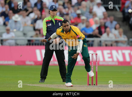 Emirates Old Trafford, Manchester, Regno Unito. Il 3° agosto 2019. La vitalità di Blast T20 cricket, Lancashire versus Nottinghamshire; Samit Patel bowling per i fuorilegge Credito: Azione Sport Plus/Alamy Live News Foto Stock