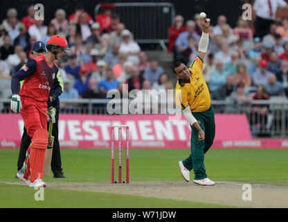 Emirates Old Trafford, Manchester, Regno Unito. Il 3° agosto 2019. La vitalità di Blast T20 cricket, Lancashire versus Nottinghamshire; Samit Patel bowling per i fuorilegge Credito: Azione Sport Plus/Alamy Live News Foto Stock