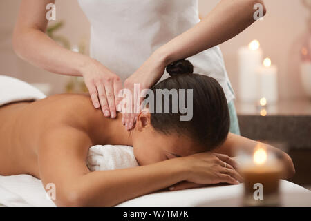 Ritratto di donna bella godendo di massaggi nel centro termale di lusso a lume di candela, spazio di copia Foto Stock