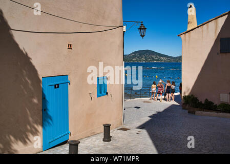 Saint tropez, Francia - Agosto 14, 2018: bellissimo resort nelle vie della città di Saint Tropez sulla Costa della Côte d'Azur. Popolare resort in Europa Foto Stock