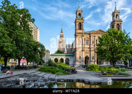 Grzybowski Square nel centro cittadino di Varsavia in Polonia, Chiesa di Tutti i Santi e il Palazzo della Cultura e della scienza dietro. Foto Stock