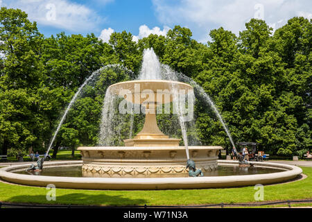 Fontana nel giardino sassone di Varsavia, Polonia, del xix secolo un monumento nel primo parco pubblico in città Foto Stock