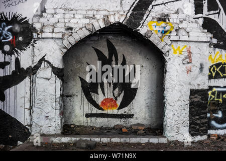 Grande camino con fiamma e fuoco graffiti all'interno di edificio abbandonato, secolo XIX Fort Bema a Varsavia, Polonia Foto Stock