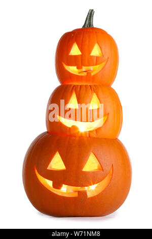 Pila di incandescente Zucche di Halloween isolati su sfondo bianco Foto Stock