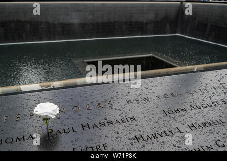 NEW YORK CITY - Aprile 20, 2019: i nomi delle vittime inscritto sul bronzo mura che circondano la torre sud impronta al 9 11 Memorial Foto Stock