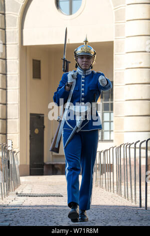 Una femmina di guardia della guardia reale (Högvakten), Re di Svezia la cavalleria e le protezioni della fanteria di onore delle forze armate svedesi Foto Stock