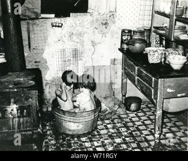 Pics di migranti & libro illustrato messo in file dalla sig.ra Helen B. Sater 8/1/49 Harvest Nomad pic per la vendita dalla Supt. dei documenti GPO Washington D.C. prezzo 45 ¢ Guerra Amministrazione alimentare lavoratori importati in tempi di guerra carenza di manodopera. Questa immagine come mostrato a pagina 18 è - Sabato notte bagno a Oklahoma Shacktown, dove il migrante deve passare per se stessi in home edificio. Foto Stock