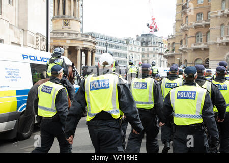 Londra, Regno Unito. Il 3 agosto 2019. Gli ufficiali di polizia in continuo movimento per mantenere la libera Tommy Robinson rally e il contatore protesta da parte di militanti di leftists Antifa nel controllo. Credito: Joe Kuis / Alamy News Foto Stock