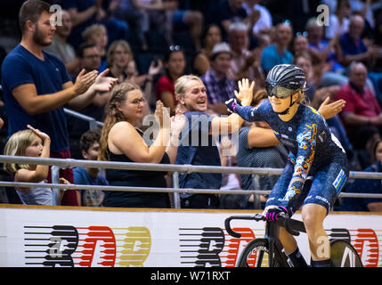 Berlino, Germania. 04 Ago, 2019. Ciclista/via: campionati tedeschi in Velodrom, Sprint femminile, Velodrom: Via ciclista Lea Sophie Friedrich il tifo per la sua vittoria con gli spettatori. Credito: Monika Skolimowska/dpa-Zentralbild/dpa/Alamy Live News Foto Stock