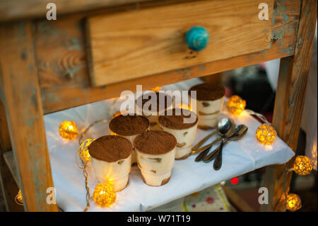 Il tiramisù dessert con ghirlande. Tempo di festa Foto Stock