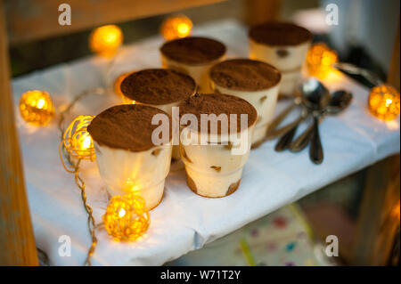 Il tiramisù dessert con ghirlande. Tempo di festa Foto Stock