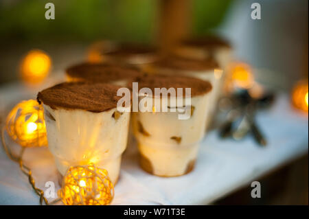 Il tiramisù dessert con ghirlande. Tempo di festa Foto Stock