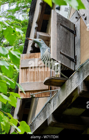 Orologio a cucù a Westonbury giardini d'acqua, vicino Pembridge, Herefordshire Foto Stock