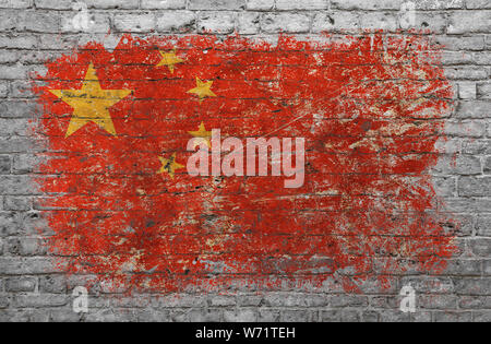 Grunge distressed bandiera della Cina dipinta sul vecchio weathered grigio muro di mattoni Foto Stock