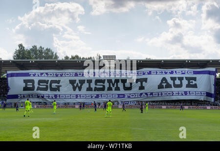 Aue, Germania. 04 Ago, 2019. Calcio: Seconda Bundesliga, Erzgebirge Aue - SV Wehen Wiesbaden, seconda giornata, nel Sparkassen-Erzgebirgsstadion. Auer tifosi hanno mostrato un blocco bandiera con la scritta 'BSG Wismut Aue'. Credito: Robert Michael/dpa-Zentralbild/dpa - NOTA IMPORTANTE: In conformità con i requisiti del DFL Deutsche Fußball Liga o la DFB Deutscher Fußball-Bund, è vietato utilizzare o hanno utilizzato fotografie scattate allo stadio e/o la partita in forma di sequenza di immagini e/o video-come sequenze di foto./dpa/Alamy Live News Foto Stock