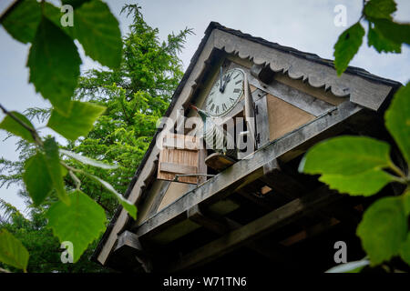 Orologio a cucù a Westonbury giardini d'acqua, vicino Pembridge, Herefordshire Foto Stock