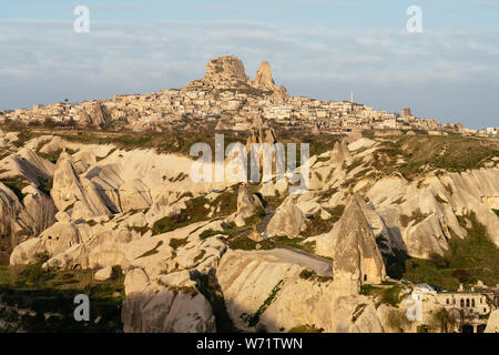 Uchisar, il castello e la città di background, fata camino sul primo piano. Cappadocia, Turchia Foto Stock