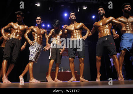 Srinagar, Jammu e Kashmir in India. 4 Ago, 2019. Corpo del Kashmir costruttori colpire una posa durante il 'Mr. Il Kashmir' edificio corpo concorso organizzato da Jammu e Kashmir Body Building - Associazione il 04 agosto 2019 a Srinagar Kashmir. Credito: Faisal Khan/ZUMA filo/Alamy Live News Foto Stock