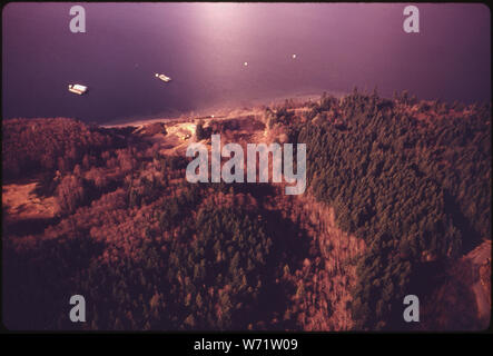 Vista aerea guardando ad ovest della marina di BANGOR ALLEGATO HUNTER'S MARSH, sotto, è formata da DIKING un estuario ed è stato designato come un gioco di preservare. Quando la marina militare si basa TRIDENT STRUTTURE SOTTOMARINE PALUDE CAUSEWAY porterà a riattaccare e DRYDOCK PONTILI. La marina membri della palude sarà lasciato intatto Foto Stock