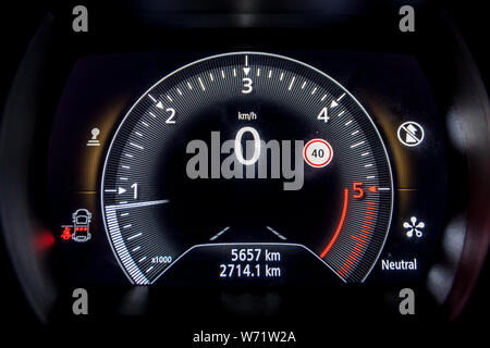 Un tachimetro di un auto nella notte Foto Stock