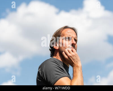 Aue, Germania. 04 Ago, 2019. Calcio: Seconda Bundesliga, Erzgebirge Aue - SV Wehen Wiesbaden, seconda giornata, nel Sparkassen-Erzgebirgsstadion. Wiesbaden allenatore Rüdiger Rehm è in piedi nel Stadium. Credito: Robert Michael/dpa-Zentralbild/dpa - NOTA IMPORTANTE: In conformità con i requisiti del DFL Deutsche Fußball Liga o la DFB Deutscher Fußball-Bund, è vietato utilizzare o hanno utilizzato fotografie scattate allo stadio e/o la partita in forma di sequenza di immagini e/o video-come sequenze di foto./dpa/Alamy Live News Foto Stock