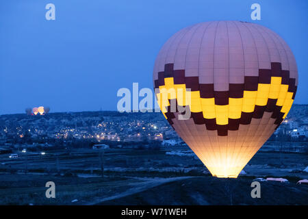 Mongolfiera di Prima Mattina ora blu, Goreme, Cappadocia, Turchia Foto Stock